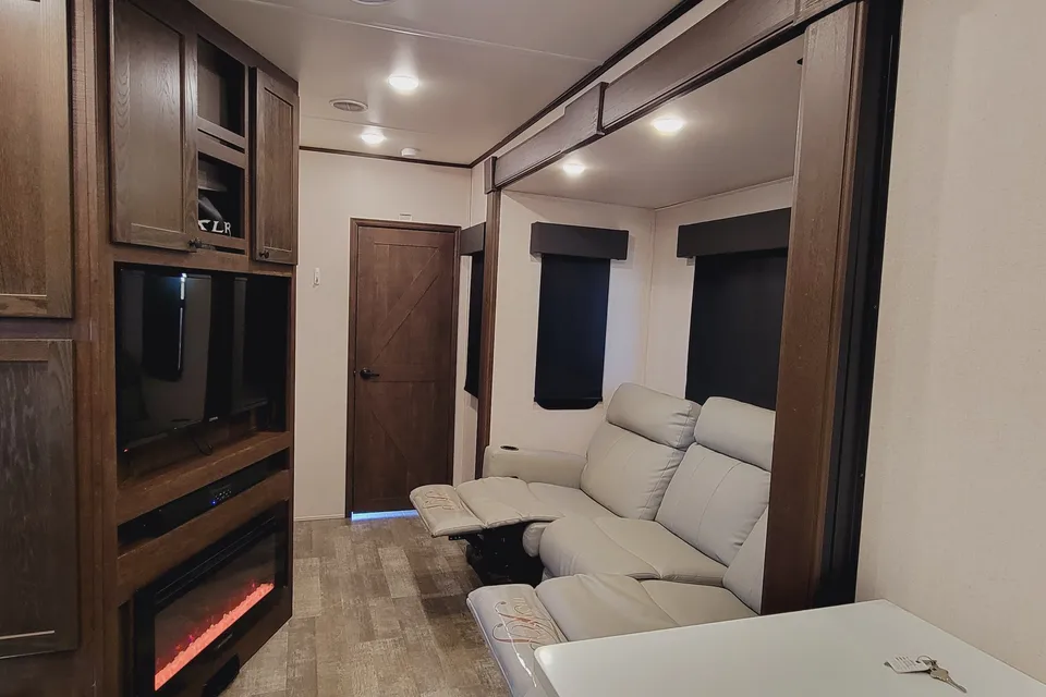 The Lakeside Lodge XLR 3310 Toy Hauler Hyperlite HD Ocean View