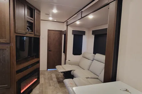 The Lakeside Lodge XLR 3310 Toy Hauler Hyperlite HD Ocean View