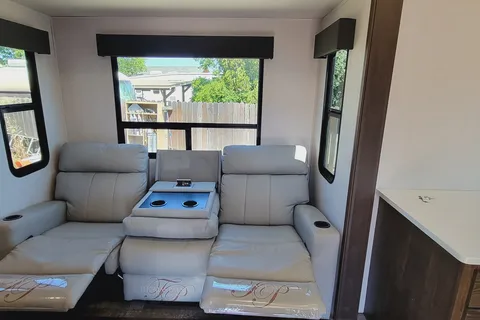 The Lakeside Lodge XLR 3310 Toy Hauler Hyperlite HD Ocean View