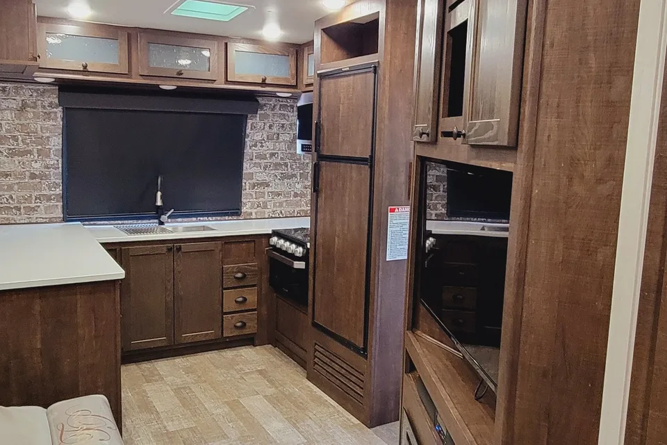 The Lakeside Lodge XLR 3310 Toy Hauler Hyperlite HD Ocean View