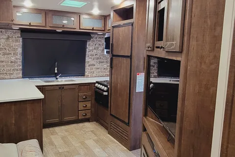 The Lakeside Lodge XLR 3310 Toy Hauler Hyperlite HD Ocean View