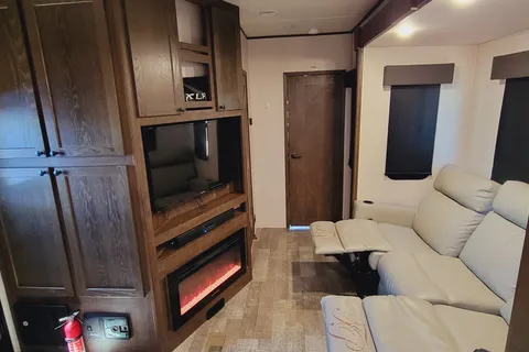 The Lakeside Lodge XLR 3310 Toy Hauler Hyperlite HD Ocean View