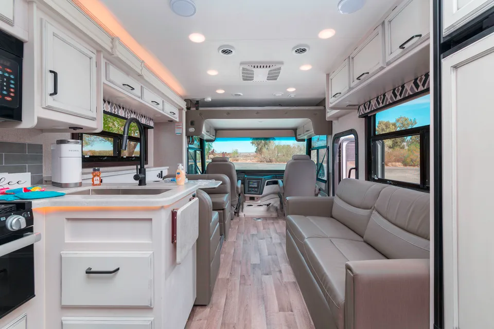 2021 Entegra Coach Sleeps 8