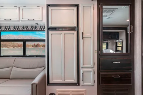 2021 Entegra Coach Sleeps 8