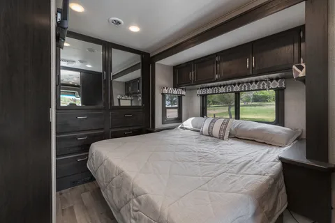 2021 Entegra Coach Sleeps 8