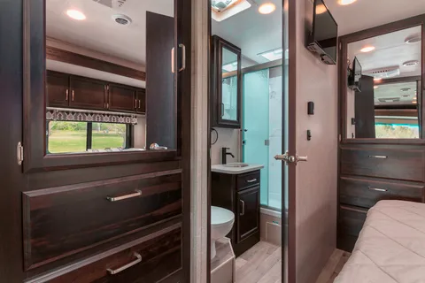 2021 Entegra Coach Sleeps 8