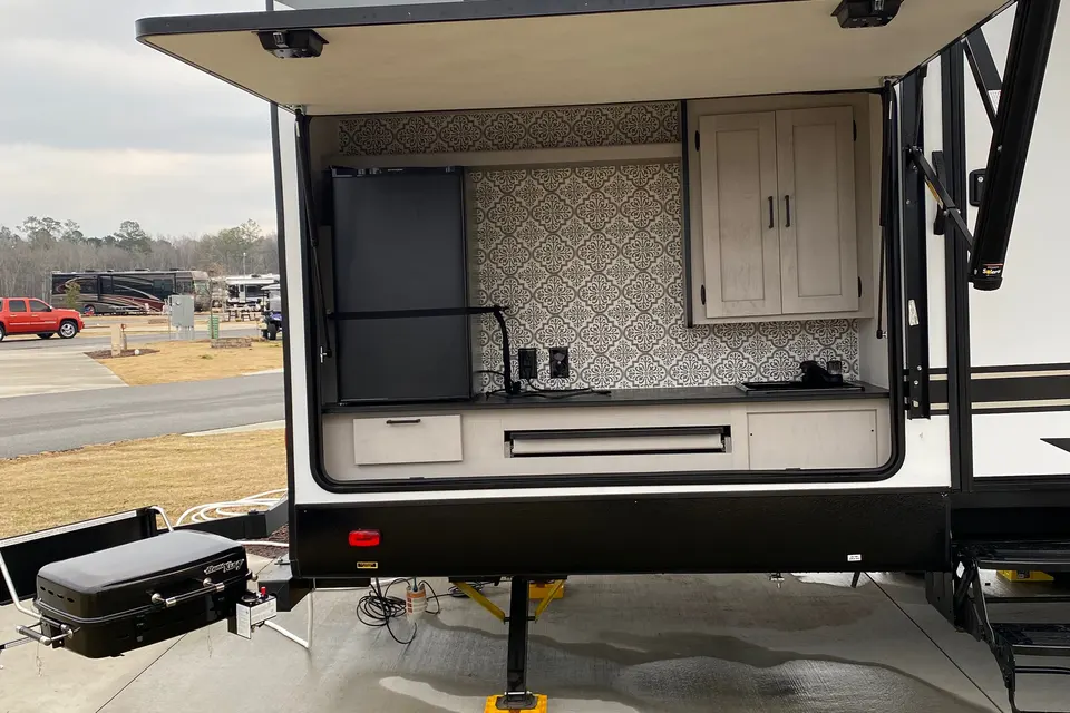 Fully Stocked 2022 Heartland Mallard M32 w/King Size Bed & Outdoor Kitchen