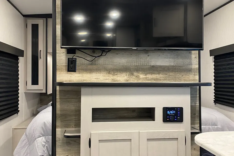 Fully Stocked 2022 Heartland Mallard M32 w/King Size Bed & Outdoor Kitchen
