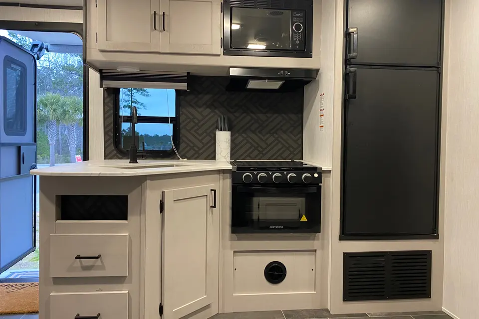 Fully Stocked 2022 Heartland Mallard M32 w/King Size Bed & Outdoor Kitchen