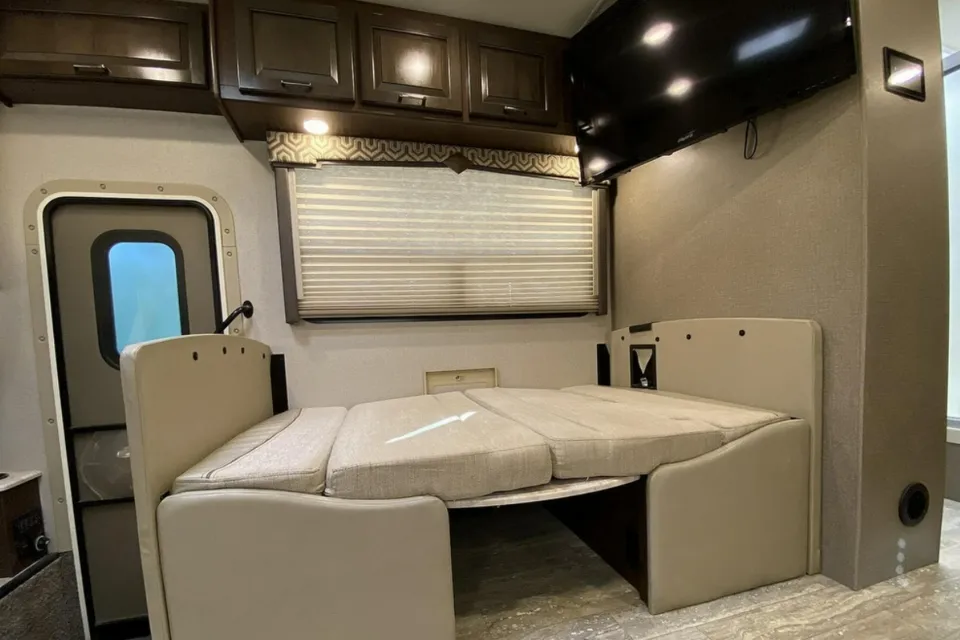 [31] Stress Free RVs - 2018 XL Class A - Hurricane - Midsize