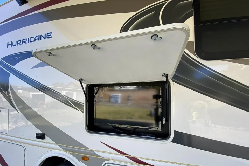 [31] Stress Free RVs - 2018 XL Class A - Hurricane - Midsize
