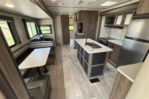 Matt's Prime Time Avenger 32QBI Travel Trailer