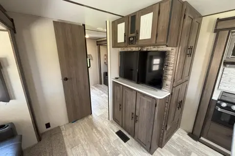 Matt's Prime Time Avenger 32QBI Travel Trailer