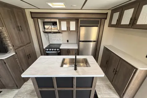 Matt's Prime Time Avenger 32QBI Travel Trailer