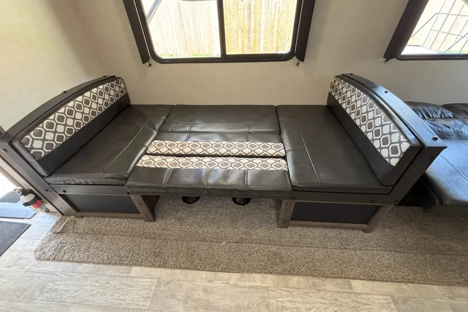 Matt's Prime Time Avenger 32QBI Travel Trailer