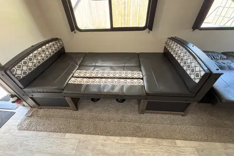 Matt's Prime Time Avenger 32QBI Travel Trailer