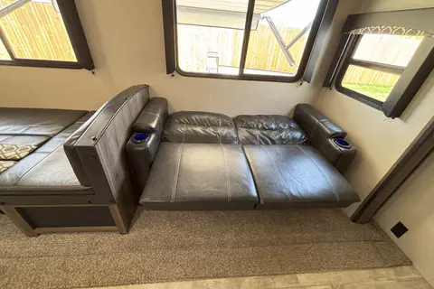 Matt's Prime Time Avenger 32QBI Travel Trailer
