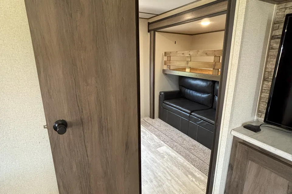 Matt's Prime Time Avenger 32QBI Travel Trailer