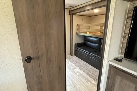 Matt's Prime Time Avenger 32QBI Travel Trailer