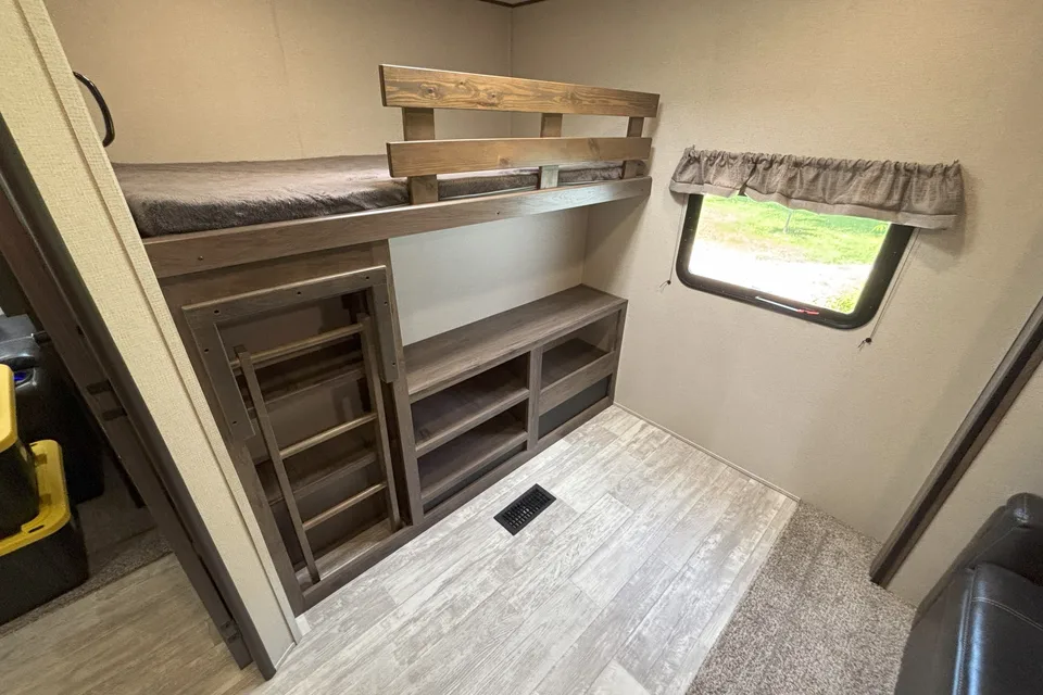 Matt's Prime Time Avenger 32QBI Travel Trailer