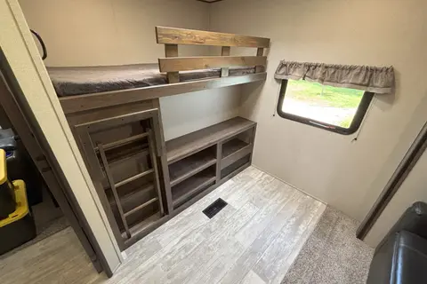 Matt's Prime Time Avenger 32QBI Travel Trailer