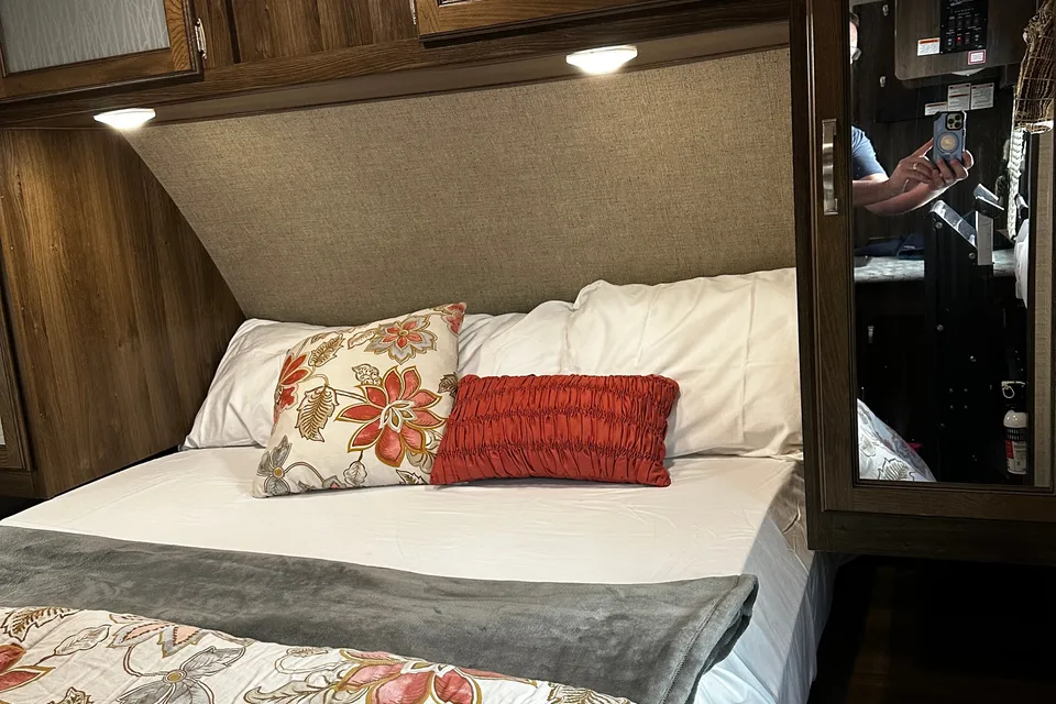 Fully Furnished, Loaded Bunkhouse RV!
