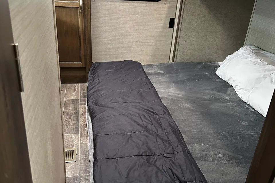 Fully Furnished, Loaded Bunkhouse RV!