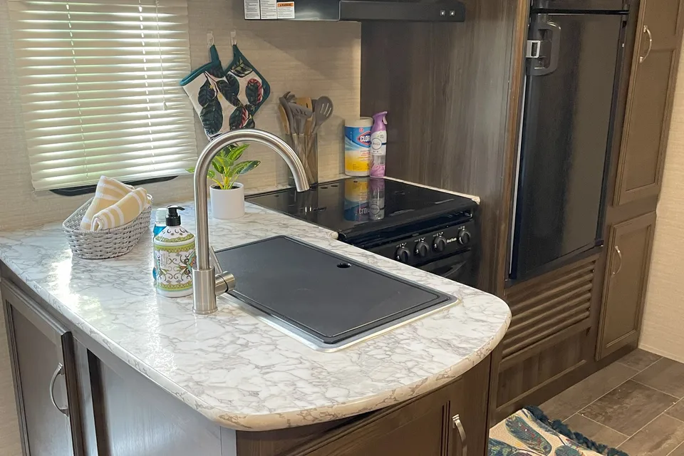 Fully Furnished, Loaded Bunkhouse RV!