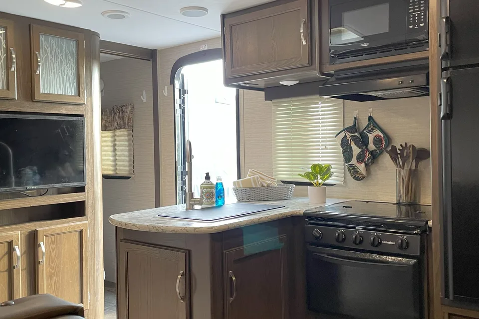 Fully Furnished, Loaded Bunkhouse RV!