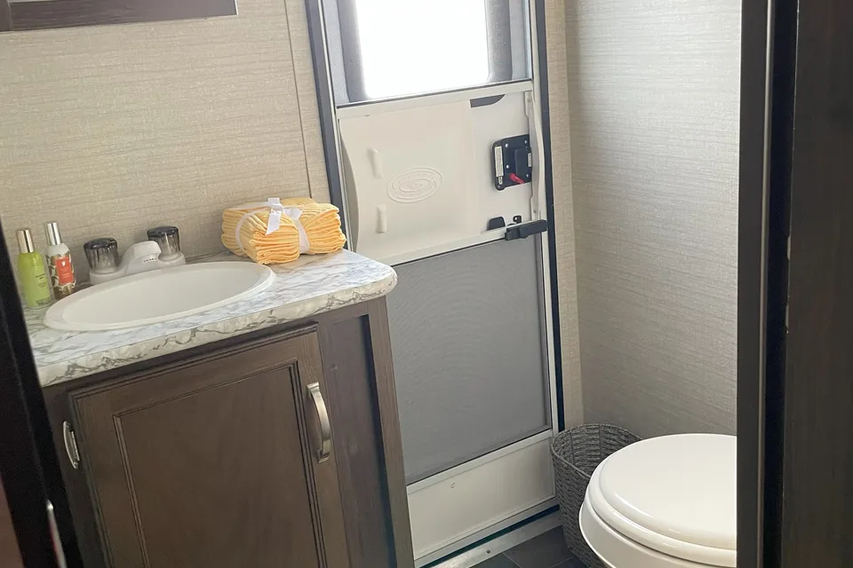 Fully Furnished, Loaded Bunkhouse RV!