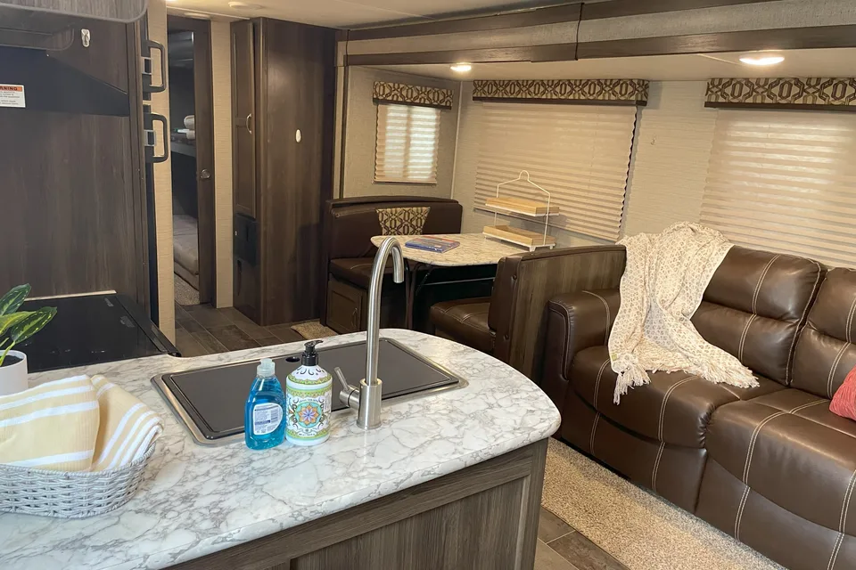 Fully Furnished, Loaded Bunkhouse RV!