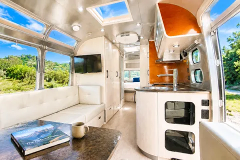 🌪️ Frosted Airstream 🌪️ Sleeps 6 • Panoramic Views • Impeccable!