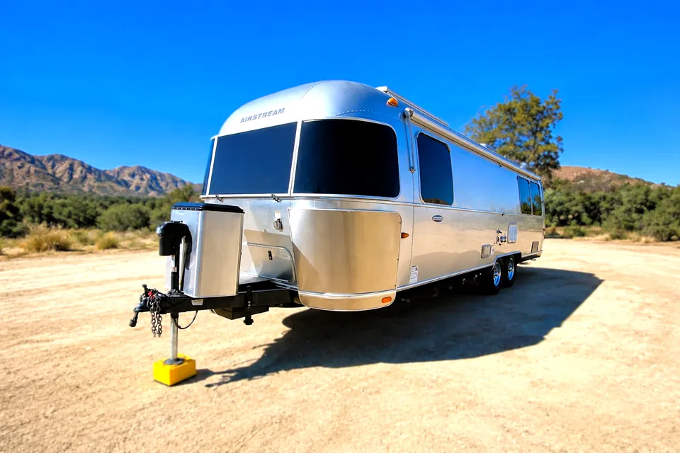 🌪️ Frosted Airstream 🌪️ Sleeps 6 • Panoramic Views • Impeccable!