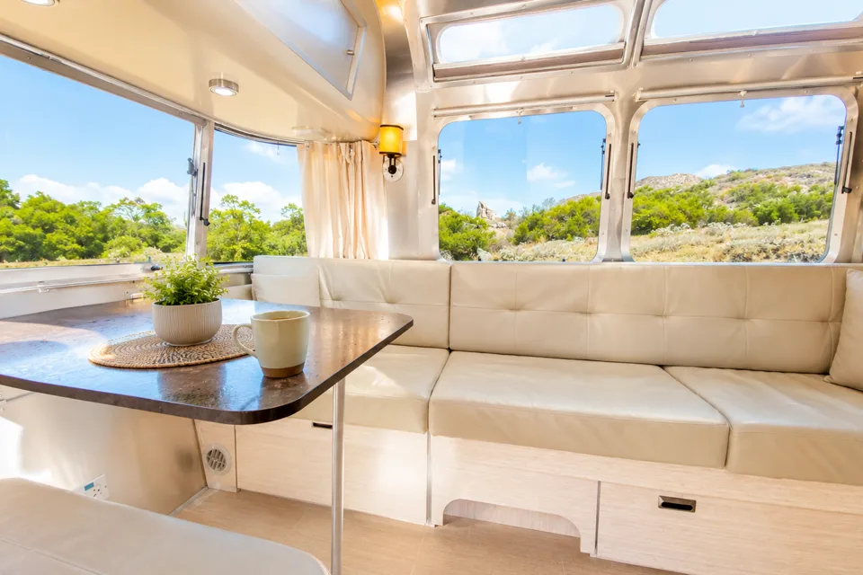 🌪️ Frosted Airstream 🌪️ Sleeps 6 • Panoramic Views • Impeccable!