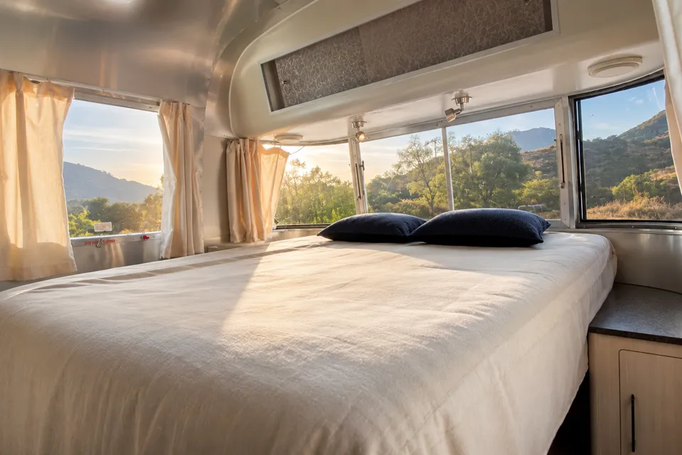 🌪️ Frosted Airstream 🌪️ Sleeps 6 • Panoramic Views • Impeccable!