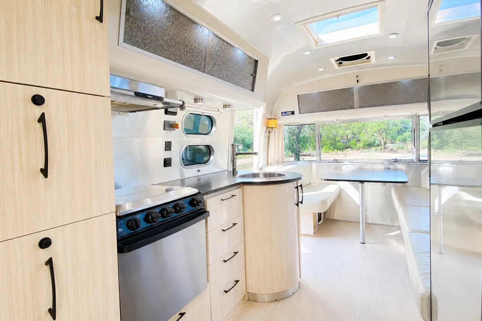 🌪️ Frosted Airstream 🌪️ Sleeps 6 • Panoramic Views • Impeccable!