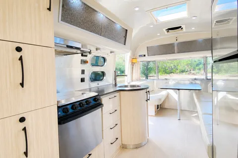 🌪️ Frosted Airstream 🌪️ Sleeps 6 • Panoramic Views • Impeccable!