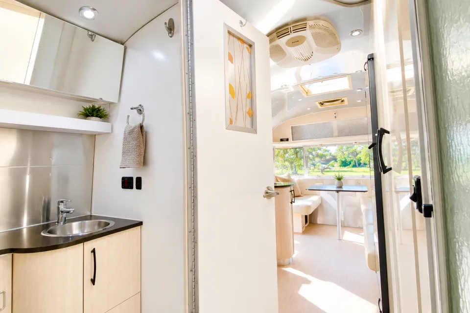 🌪️ Frosted Airstream 🌪️ Sleeps 6 • Panoramic Views • Impeccable!