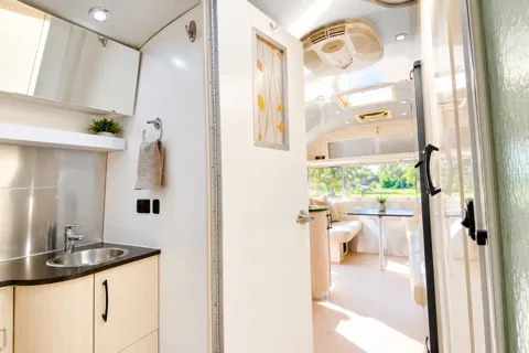 🌪️ Frosted Airstream 🌪️ Sleeps 6 • Panoramic Views • Impeccable!