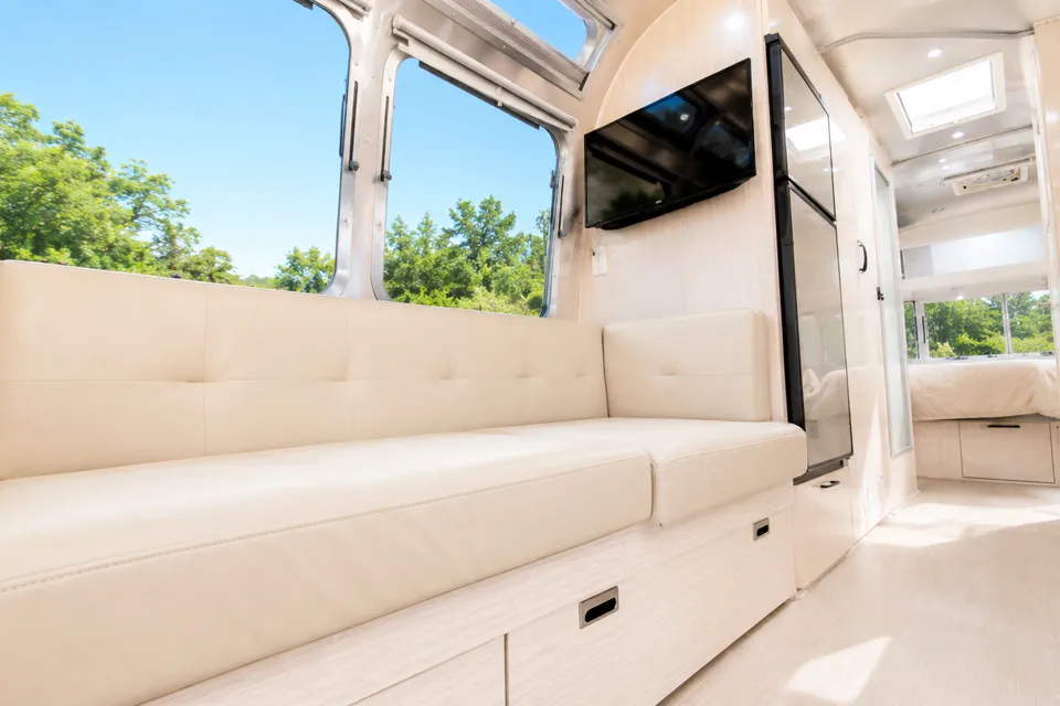🌪️ Frosted Airstream 🌪️ Sleeps 6 • Panoramic Views • Impeccable!
