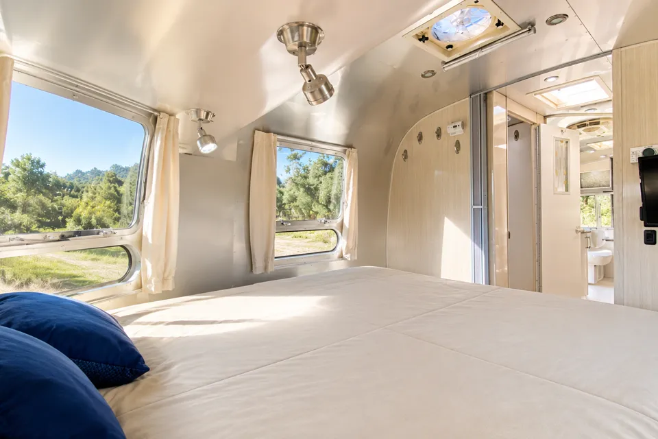 🌪️ Frosted Airstream 🌪️ Sleeps 6 • Panoramic Views • Impeccable!