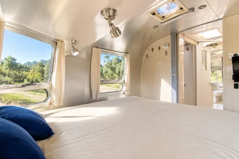 🌪️ Frosted Airstream 🌪️ Sleeps 6 • Panoramic Views • Impeccable!