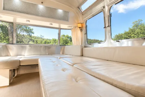 🌪️ Frosted Airstream 🌪️ Sleeps 6 • Panoramic Views • Impeccable!