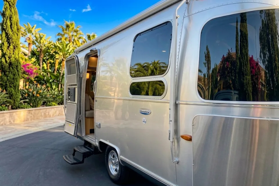 🌪️ Frosted Airstream 🌪️ Sleeps 6 • Panoramic Views • Impeccable!