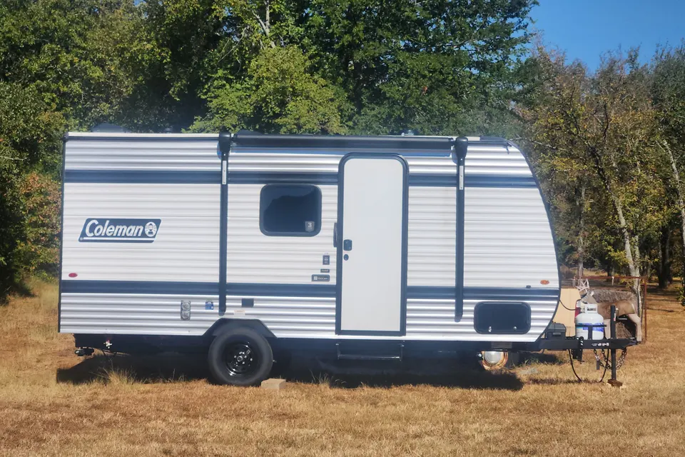 Sarah 's Coleman Keystone Coleman Series M-17 Travel Trailer