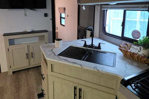 Spacious 2025 Shasta I-5 – Sleeps 10 | Triple A/C & Bunks