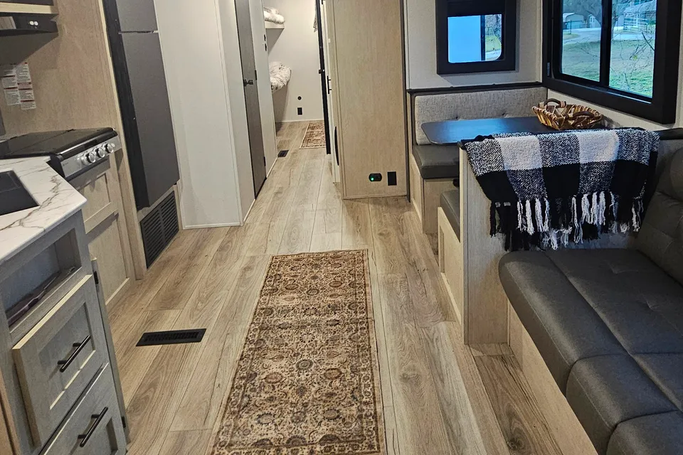 Spacious 2025 Shasta I-5 – Sleeps 10 | Triple A/C & Bunks