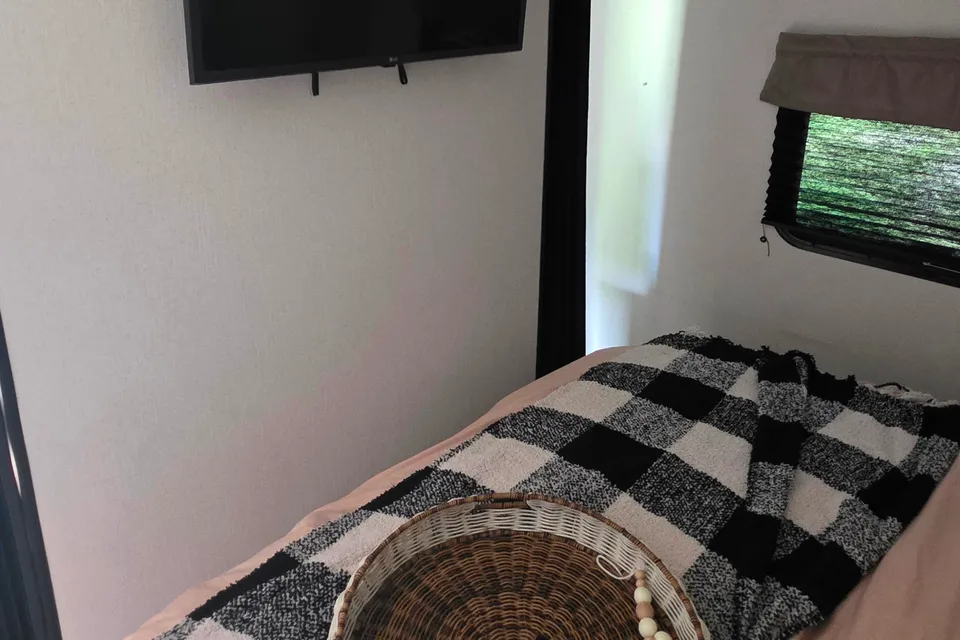 Spacious 2025 Shasta I-5 – Sleeps 10 | Triple A/C & Bunks