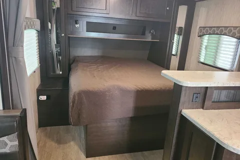 *DELIVERY ONLY* Cruiser RV Shadow Cruiser 225RBS 22 Travel Trailer