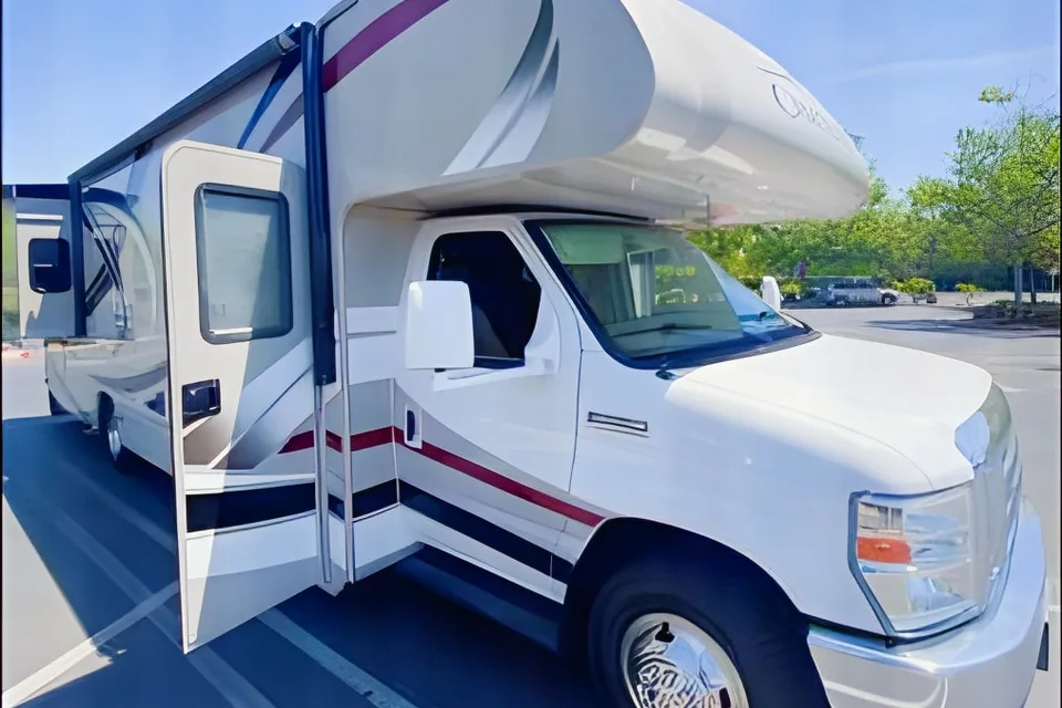 Make great memories in my Roomy Thor Chateau 31L!